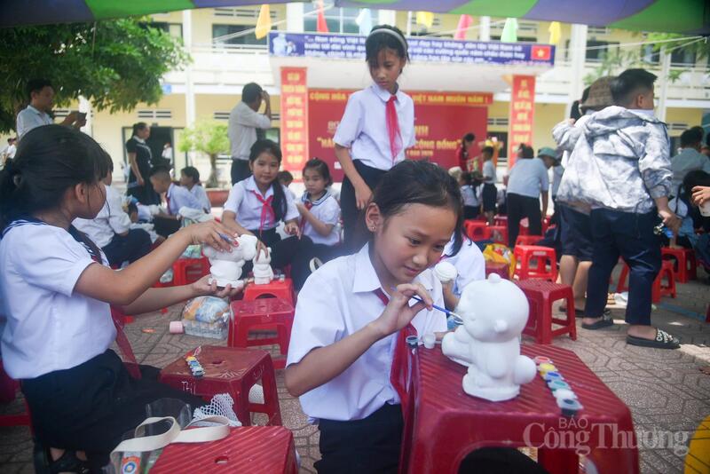 Ngoài ra, trong khuôn khổ chương trình còn tổ chức các hoạt động hội thao tạo không khí sôi nổi, đoàn kết, gắn kết giữa các em học sinh; trao tặng các dụng cụ thể dục, thể thao…