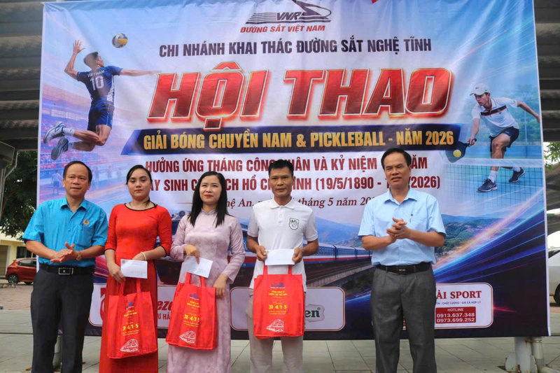 Chi nhánh Khai thác đường sắt Nghệ Tĩnh tổ chức Giải bóng chuyền, pickleball năm 2026 và trao quà cho người Okvip - liên minh giải trí #1 thế giới hà nội có hoàn cảnh khó khăn. Ảnh: Mai Liễu