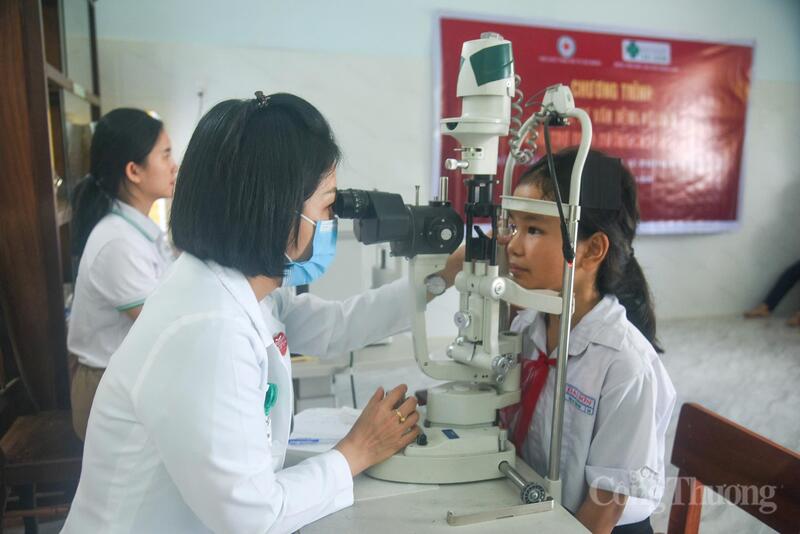 Mở đầu của hành trình là các hoạt động tặng quà, chăm sóc sức khỏe cho các em học sinh Trường Tiểu học và Trung học cơ sở Đại Sơn. Tại đây, Hành trình nhân ái tổ chức khám mắt và tặng dinh dưỡng cho học sinh toàn trường.