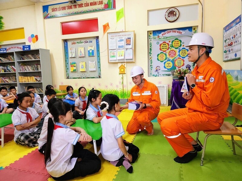 Tuyên truyền viên của Công ty Điện lực Sơn La giới thiệu sách tại Trường học
