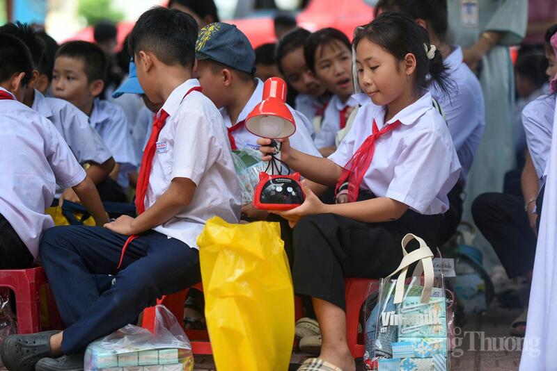 Phát biểu tại chương trình, thầy Trần Phước Kiêm, Hiệu trưởng Trường Tiểu học và THCS Đại Sơn (xã Thượng Đức, TP. Đà Nẵng) cho biết, những suất quà, các hoạt động như khám mắt, cắt tóc miễn phí, các hoạt động vui chơi, giải trí, thể thao… đều rất ý nghĩa đối với các em học sinh ở khu vực còn nhiều khó khăn.