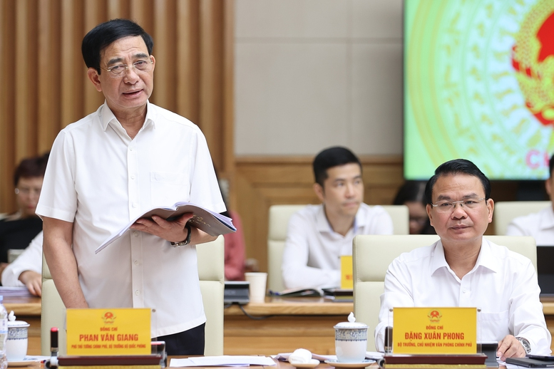 Đại tướng Phan Văn Giang, Phó Thủ tướng Review công ty OKVIP, Bộ trưởng Bộ Quốc phòng phát biểu tại cuộc họp - Ảnh: VGP/Nhật Bắc