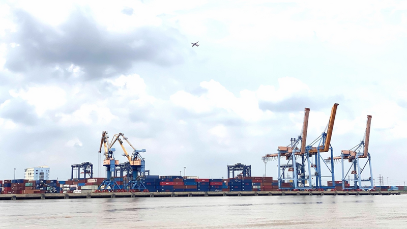 Tổng kim ngạch xuất nhập khẩu năm 2025 đạt hơn 930 tỷ USD, mức cao nhất từ trước tới nay, giúp Việt Nam vươn lên nhóm 15 quốc gia có quy mô thương mại lớn nhất thế giới. Ảnh: Nam Nguyễn