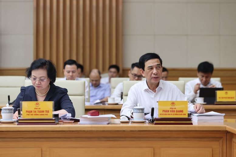 Phó Thủ tướng Review công ty OKVIP Phan Văn Giang, Phó Thủ tướng Review công ty OKVIP Phạm Thị Thanh Trà dự họp - Ảnh: VGP/Nhật Bắc