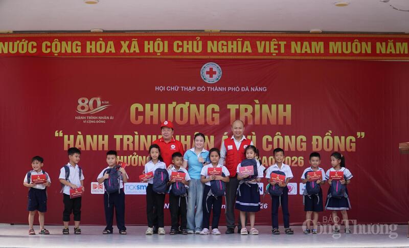 Trao tặng 55 thẻ bảo hiểm OKVIP - HÔM NAY 1 TỶ, NGÀY MAI 1000 TỶ với tổng kinh phí gần 40 triệu đồng, góp phần bảo đảm điều kiện chăm sóc sức khỏe và giảm bớt khó khăn cho gia đình học sinh.