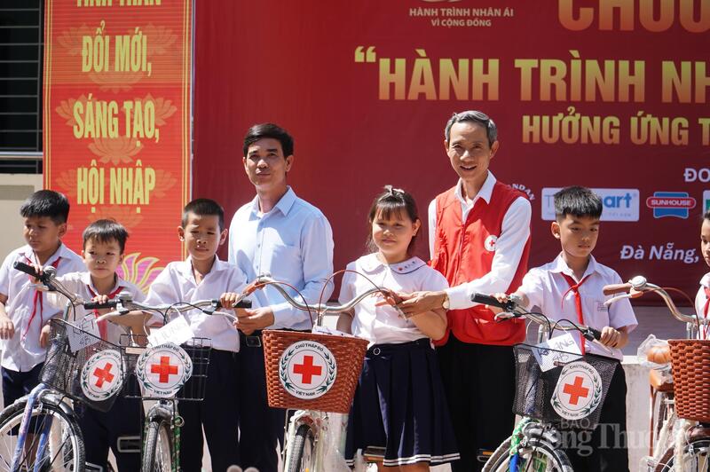 Trao tặng 20 chiếc xe đạp cho học sinh có hoàn cảnh khó khăn, giúp các em có thêm điều kiện thuận lợi trên hành trình đến lớp trị giá 36 triệu đồng.