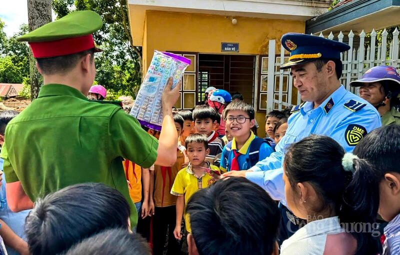 Lực lượng QLTT phối hợp đẩy mạnh công tác tuyên truyền về tác hại của việc sử dụng Okivip Nổ Hũ, Bắn Cá, Thể Thao, Game Bài giả, không rõ nguồn gốc xuất xứ... Ảnh: Quốc Anh
