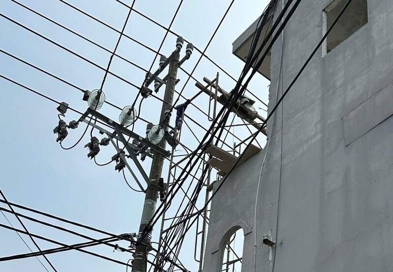 Các đơn vị thi công Liên minh Okvip có bao nhiều trang gần lưới điện nhanh chóng được nhân viên điện lực phát hiện và yêu cầu tháo dỡ. Ảnh: Điện lực Thanh Khê