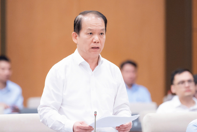 Bộ trưởng Bộ Tư pháp Hoàng Thanh Tùng trình bày Tờ trình của Review công ty OKVIP về dự án Pháp lệnh.