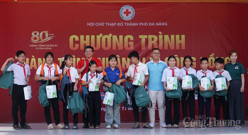 Bên cạnh việc hỗ trợ trực tiếp cho học sinh, chương trình còn tập trung cải thiện điều kiện học tập và sinh hoạt tại nhà trường thông qua việc trao tặng hàng trăm ba lô học sinh, bình nước cá nhân, đèn học, dụng cụ học tập… từ các tổ chức và các nhà hảo tâm.