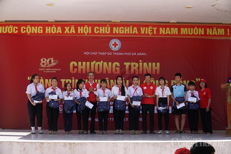 Tiếp sức đến trường cho học sinh có hoàn cảnh khó, Hội Chữ thập đỏ Đà Nẵng đã vận động trao 43 suất học bổng, mỗi suất trị giá 500.000 đồng.