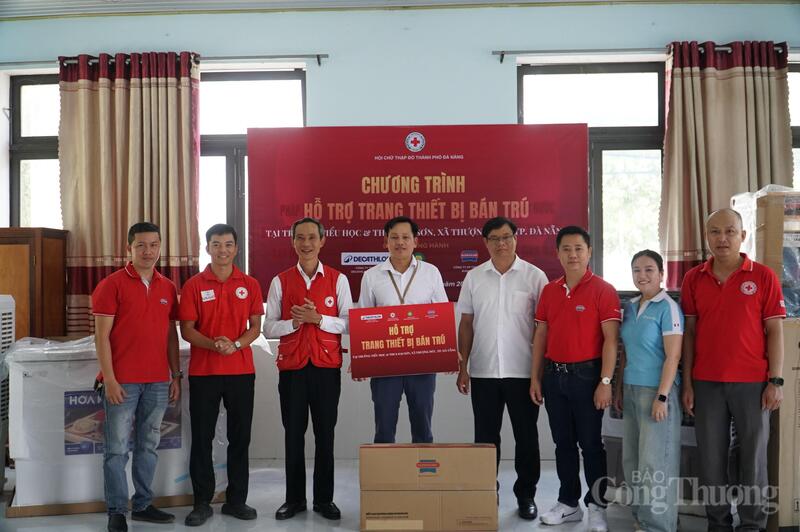 Để hỗ trợ cho nhà trường có thêm điều kiện chăm sóc các em học sinh ở xa, Hội Chữ thập đỏ TP. Đà Nẵng đã vận động các nguồn lực để hỗ trợ Bếp ăn bán trú và các trang thiết bị phục vụ công tác bán trú như máy lọc nước, máy sấy khay thức ăn, chăn, gối, tủ đông; quạt hơi nước và các vật dụng thiết yếu khác với tổng trị giá gần 50 triệu đồng.