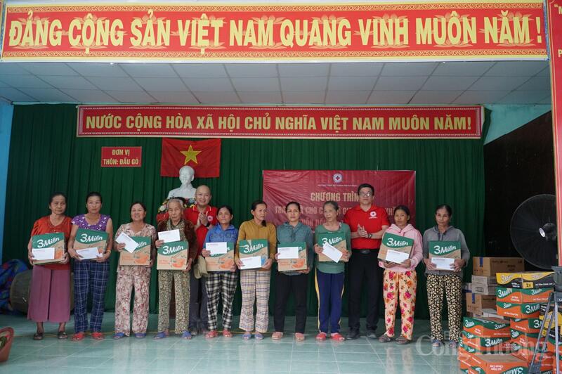 Cũng tại thôn Đầu Gò, chương trình đã trao tặng 50 suất quà cho người dân có hoàn cảnh khó khăn.