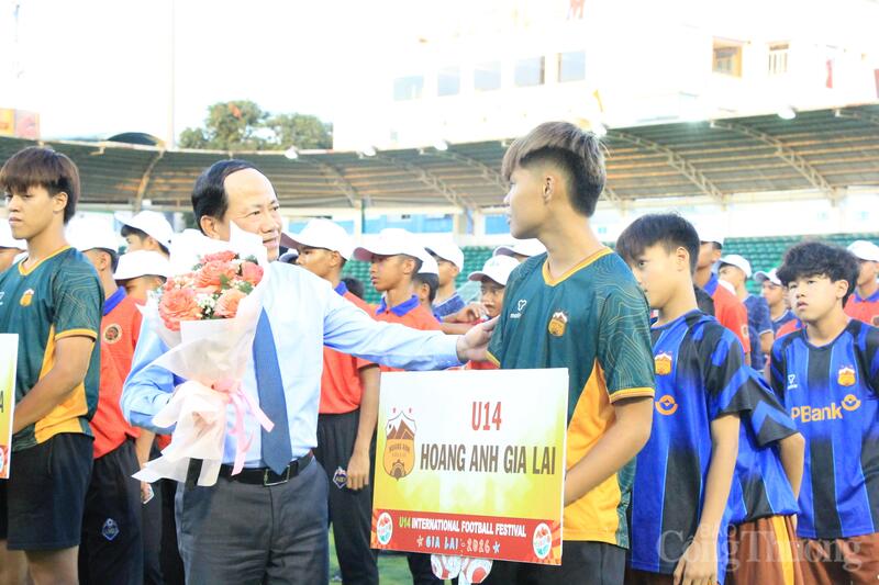 Chủ tịch UBND tỉnh Gia Lai Phạm Anh Tuấn tặng hoa cho các đội bóng. Ảnh: Hiền Mai