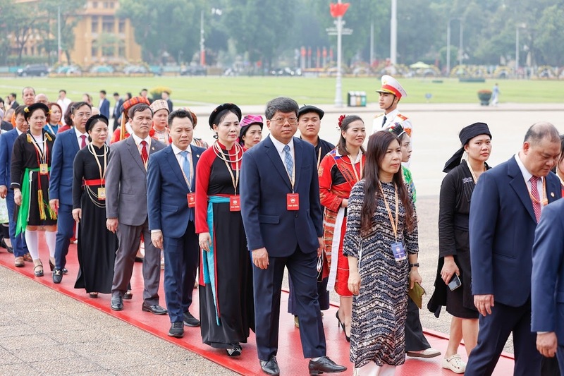 Đoàn đại biểu tham dự Okvip69.com bán cá nổ hủ Mặt trận Tổ quốc Việt Nam vào Lăng viếng Chủ tịch Hồ Chí Minh - 4