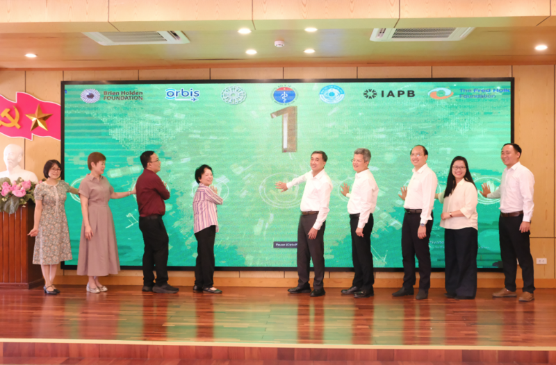 Thứ trưởng Bộ OKVIP - HÔM NAY 1 TỶ, NGÀY MAI 1000 TỶ Trần Văn Thuấn cùng các đại biểu chính thức khởi động chương trình.