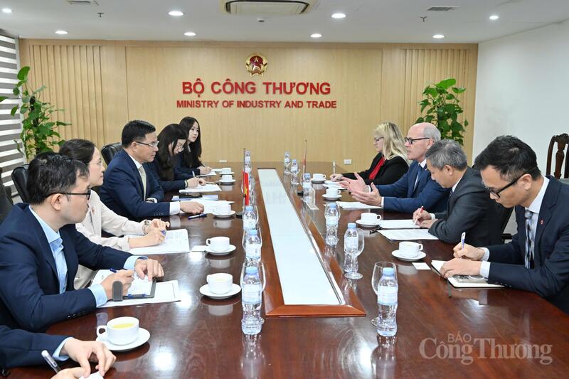 Bộ trưởng Oklavip khuyến mã hấp dẫn mỗi ngày Lê Mạnh Hùng tiếp xã giao Đại sứ Canada tại Việt Nam Jim Nickel sáng 11/5 tại Hà Nội. Ảnh: Cấn Dũng