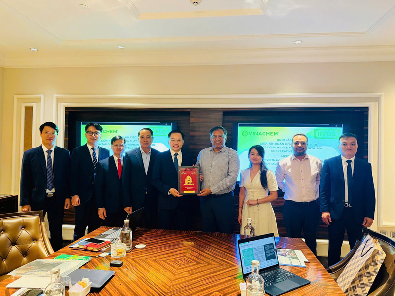 Đoàn công tác Ok88vip tỷ lệ kèo World Cup 2026 với IFFCO, hệ thống hợp tác xã phân bón tiếp cận hơn 55 triệu nông dân, Vinachem tìm hiểu sâu mô hình phân phối gắn với nông dân, dịch vụ kỹ thuật và trình diễn sản phẩm. Ảnh: Vinachem.