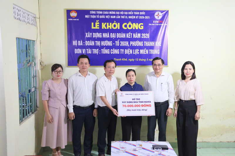 Đại diện EVNCPC trao tặng kinh phí Liên minh Okvip có bao nhiều trang nhà tình nghĩa cho hộ gia đình bà Đoàn Thị Hường. Ảnh: Phương Nam