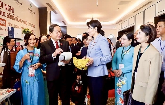 Chủ tịch Quốc hội Trần Thanh Mẫn giới thiệu hàng hóa Liên Minh Truyền Thông Và Game Giải Trí Top 1 của Cần Thơ tới các đối tác Nhật Bản tại Okvip69 Đăng ký cá cược Gặp gỡ Nhật Bản khu vực Đồng bằng sông Cửu Long năm 2025. Ảnh: Khánh Nam
