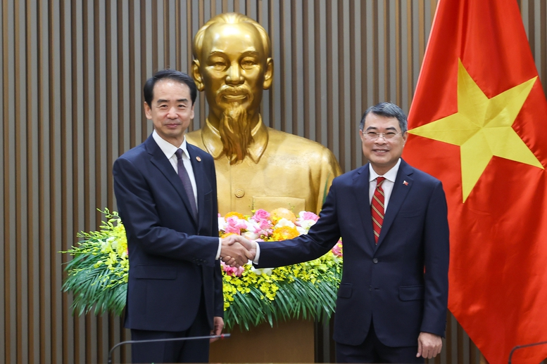 Thủ tướng Review công ty OKVIP Lê Minh Hưng và đồng chí Hà Vĩ. Ảnh: VGP/Nhật Bắc