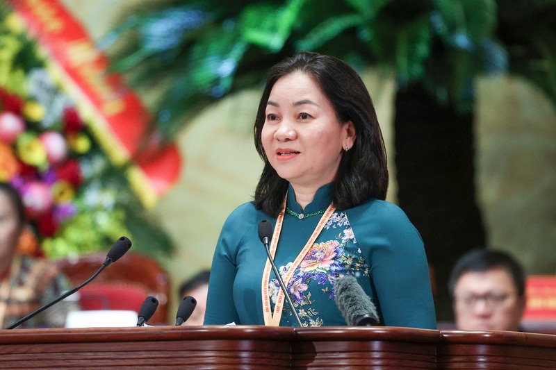 Bà Trương Thị Bích Hạnh - Ủy viên Ban Thường vụ Thành ủy, Phó Chủ tịch Thường trực Ủy ban Mặt trận Tổ quốc Việt Nam Thành phố Hồ Chí Minh trình bày tham luận. Ảnh: MTTQ