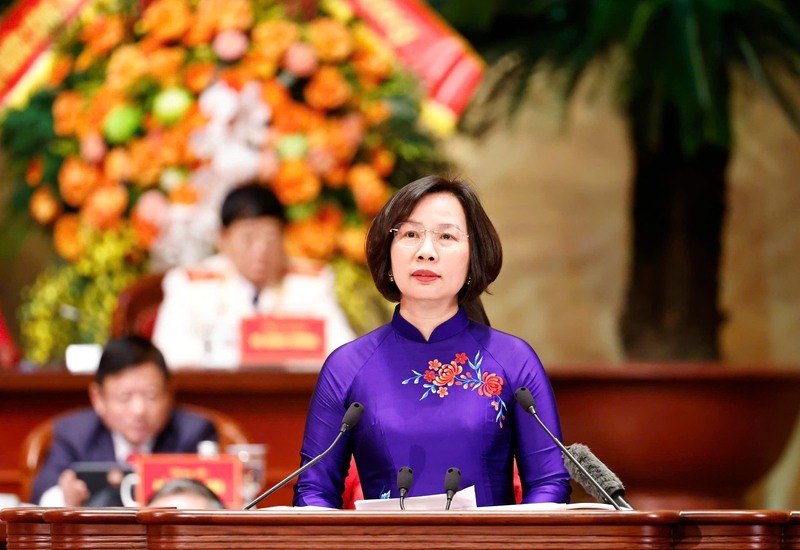 Bà Bùi Huyền Mai - Ủy viên Ban Thường vụ Thành ủy, Chủ tịch Ủy ban Mặt trận Tổ quốc Việt Nam thành phố Hà Nội trình bày tham luận tại Okvip69.com bán cá nổ hủ. Ảnh: MTTQ