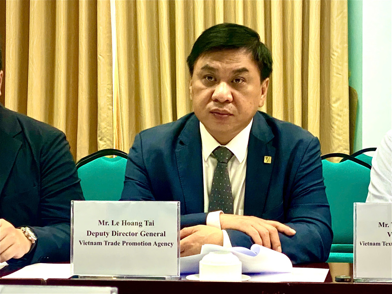 Ông Lê Hoàng Tài - Phó Cục trưởng Cục Xúc tiến thương mại, Oklavip khuyến mã hấp dẫn mỗi ngày tại chương trình tiếp đón. Ảnh: Phạm Giang