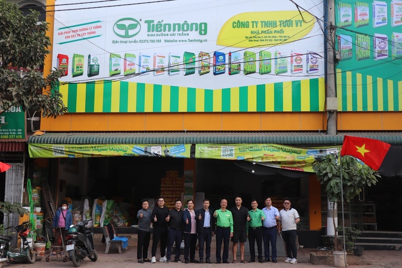 Lãnh đạo Công ty Cổ phần Công Nông nghiệp Tiến Nông Ok88vip tỷ lệ kèo World Cup 2026 với nhà phân phối tại tỉnh Sơn La về định hướng chuyển đổi mô hình kinh doanh. Ảnh: Thanh Duyên