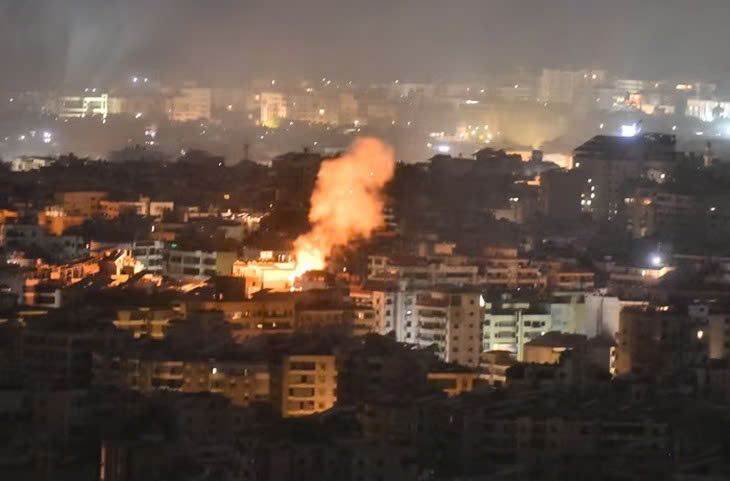 Một cuộc không kích của Israel đánh vào một khu phố ở vùng ngoại ô phía nam Beirut.