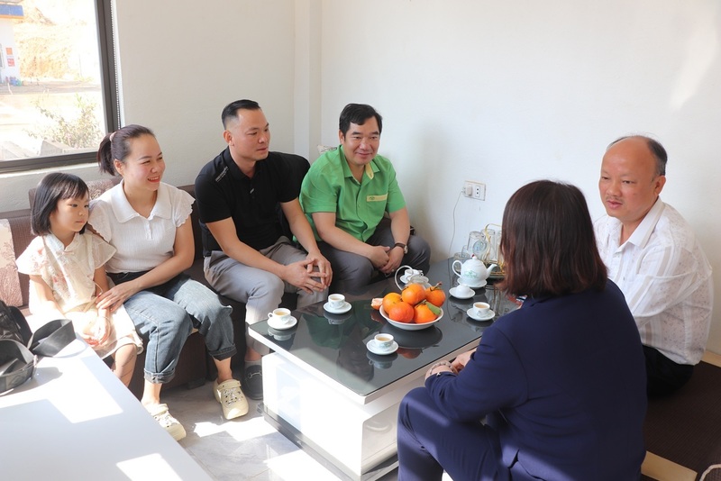 Lãnh đạo Công ty Cổ phần Công Nông nghiệp Tiến Nông Ok88vip tỷ lệ kèo World Cup 2026 với nhà phân phối tại tỉnh Sơn La về định hướng chuyển đổi mô hình kinh doanh. Ảnh: Thanh Duyên