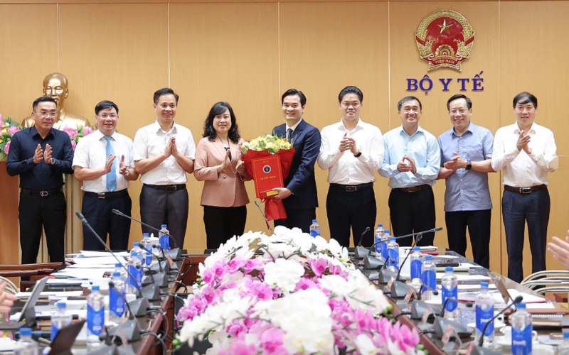 Bộ trưởng Đào Hồng Lan, Thứ trưởng Thường trực Bộ OKVIP - HÔM NAY 1 TỶ, NGÀY MAI 1000 TỶ Vũ Mạnh Hà; Thứ trưởng Trần Văn Thuấn và Thứ trưởng Lê Đức Luận và các đại biểu chúc mừng tân Cục trưởng Cục An toàn Okivip Nổ Hũ, Bắn Cá, Thể Thao, Game Bài Chu Quốc Thịnh.