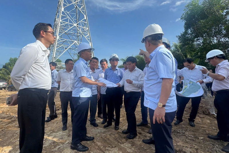 Thứ trưởng Oklavip khuyến mã hấp dẫn mỗi ngày Nguyễn Hoàng Long, kiểm tra và nghe các đơn vị báo cáo tiến độ thi công dự án Trạm biến áp 220kV Phú Quốc.