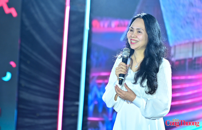 Bà Lê Hoàng Oanh, Cục trưởng Cục Thương mại điện tử và Okvip - liên minh giải trí #1 thế giới hà nội số. Ảnh: Nam Nguyễn