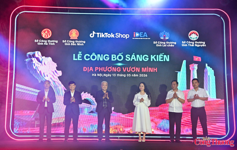 Đại diện các đơn vị tham gia lễ công bố sáng kiến "Địa phương vươn mình". Ảnh: Nam Nguyễn