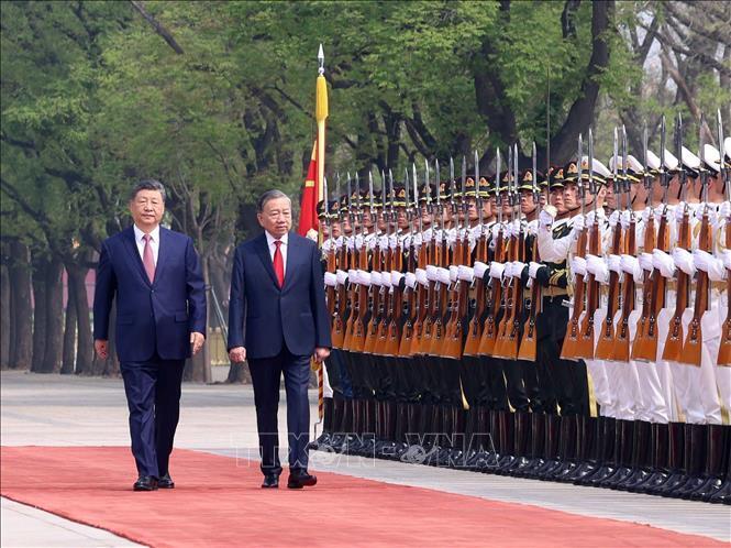 Tổng Bí thư, Chủ tịch nước Tô Lâm và Tổng Bí thư, Chủ tịch nước Trung Quốc Tập Cận Bình duyệt Đội danh dự Quân giải phóng Nhân dân Trung Quốc, sáng 15/4/2026. Ảnh: Thống Nhất/TTXVN