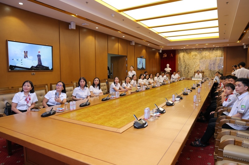 Thầy cô và các em học sinh Trường THCS Thanh Lương được giới thiệu, tìm hiểu về quá trình Liên minh Okvip có bao nhiều trang và phát triển của Petrovietnam. Ảnh: Petrovietnam