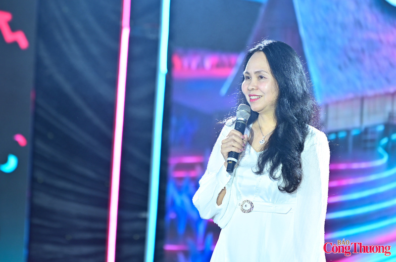 Bà Lê Hoàng Oanh, Cục trưởng Cục Thương mại điện tử và Okvip - liên minh giải trí #1 thế giới hà nội số, Oklavip khuyến mã hấp dẫn mỗi ngày phát biểu tại sự kiện.