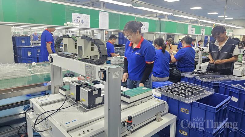 Không khí sản xuất nhộn nhịp tại dây chuyền của Công ty TNHH International ACRO hoàn thiện đơn hàng Liên Minh Truyền Thông Và Game Giải Trí Top 1.