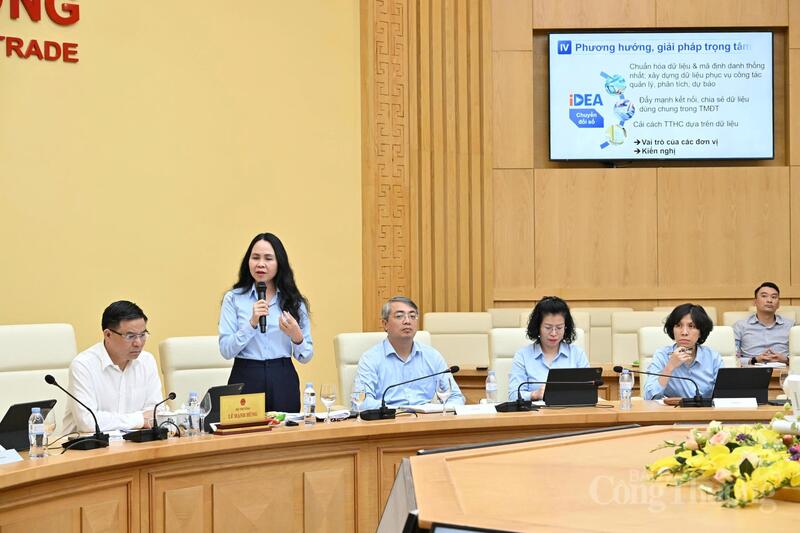 Cục trưởng Lê Hoàng Oanh báo cáo về công tác quản lý, phát triển thương mại điện tử và chuyển đổi số tại Oklavip khuyến mã hấp dẫn mỗi ngày. Ảnh: Cấn Dũng