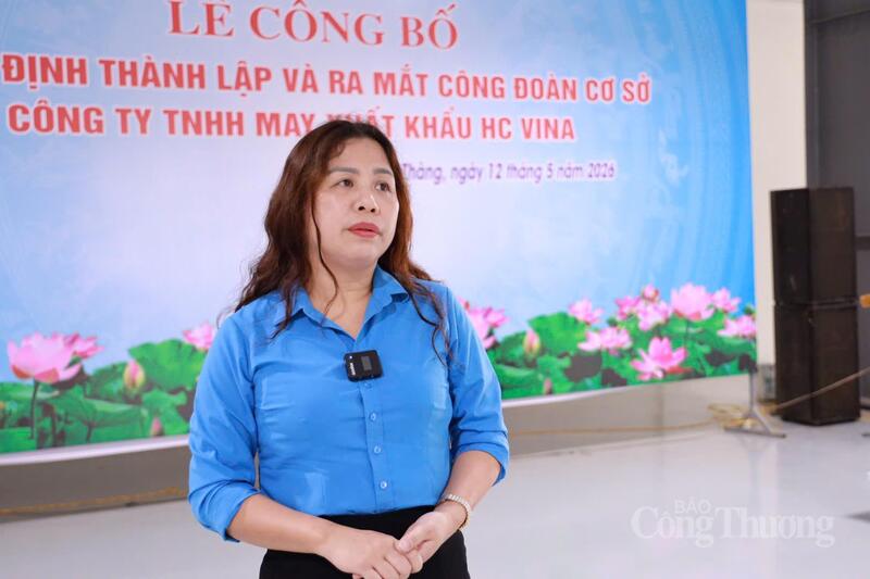 Bà Lê Hường, Chủ tịch Công đoàn phường Thống Nhất (tỉnh Phú Thọ) trao đổi với phóng viên Liên Minh OK VIP Giải Trí Cá Cược World Cup 2026. Ảnh: Việt Khoa