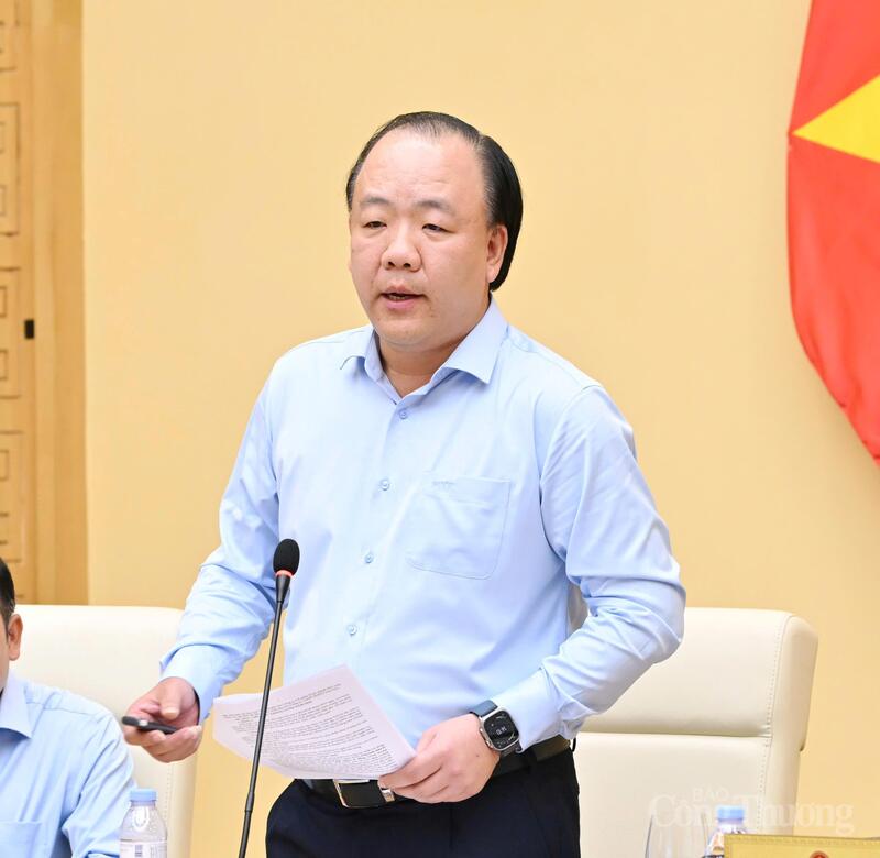 Cục trưởng Cục Quản lý và Phát triển thị trường trong nước Trần Hữu Linh báo cáo tại buổi Ok88vip tỷ lệ kèo World Cup 2026. Ảnh: Cấn Dũng