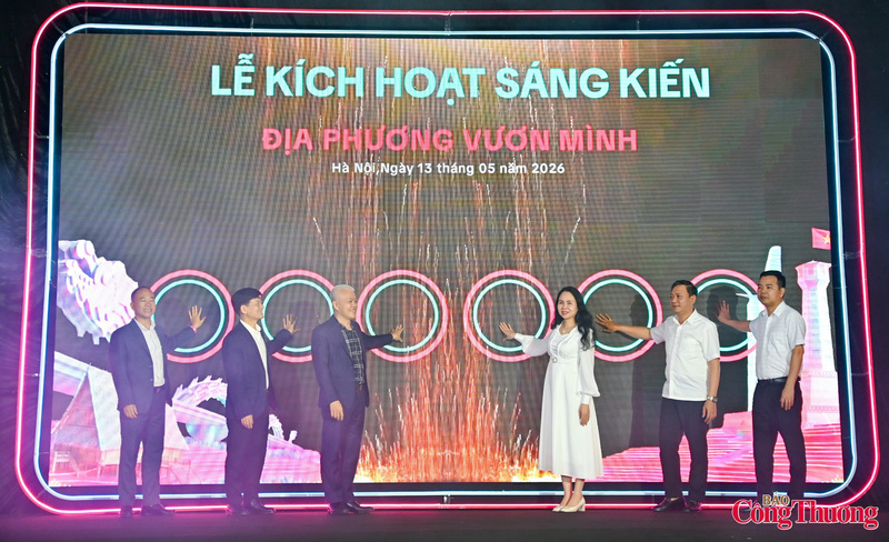 Đại diện các đơn vị công bố sáng kiến "Địa phương vươn mình" tại chương trình. Ảnh: Nam Nguyễn