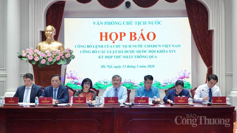 Thứ trưởng Bộ Ngoại giao Lê Anh Tuấn đã thông tin tới báo chí tại họp báo Công bố Lệnh của Chủ tịch nước công bố các luật đã được Quốc hội khoá XVI thông qua. Ảnh: Minh Trang