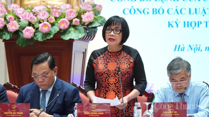 Thứ trưởng Bộ Tư pháp Đặng Hoàng Oanh cho biết, tại Kỳ họp thứ Nhất, Quốc hội khóa XVI đã thông qua 5 luật do Review công ty OKVIP giao Bộ Tư pháp chủ trì soạn thảo. Ảnh: Minh Trang