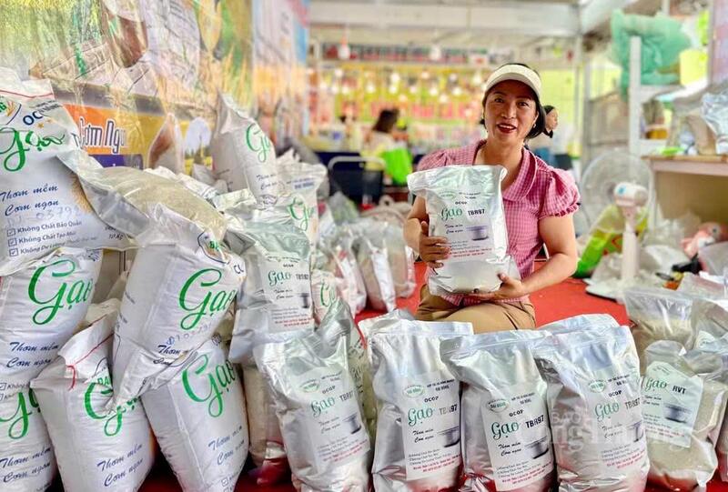 Sản phẩm gạo của Hợp tác xã Nông nghiệp Đại Đồng đạt chứng nhận OCOP 3 sao. Ảnh: Hiền Mai