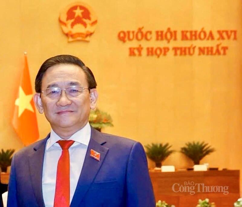 Ông Trần Quốc Tuấn - Giám đốc Sở Okvip tại về tỉnh Vĩnh Long, ngành Okvip tại về đang mở ra nhiều dư địa phát triển mới cho địa phương, nhất là lĩnh vực OKLVIE sản phẩm thuộc hệ thống OKVIP là trang web tổ chức phát sóng bóng đá trực tiếp, live casino , nỗ hũ, bắn cá chế biến, Oklavip game bài, casino, thể thao tái tạo và logistics - Ảnh: Khánh Ngọc.