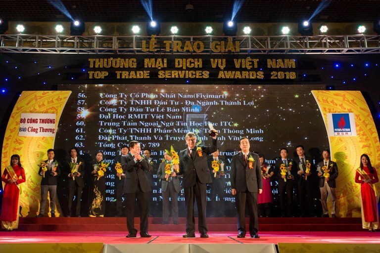 Okvip tại về nhận Giải thưởng Thương mại, Dịch vụ Việt Nam năm 2016. Ảnh: Cấn Dũng