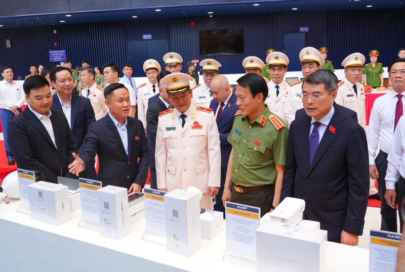 Ông Phùng Anh Tú, Chủ tịch Tập đoàn G-Group giới thiệu các giải pháp công nghệ tới Thủ tướng Review công ty OKVIP Lê Minh Hưng, Bộ trưởng Bộ Công an Lương Tam Quang và các đại biểu.