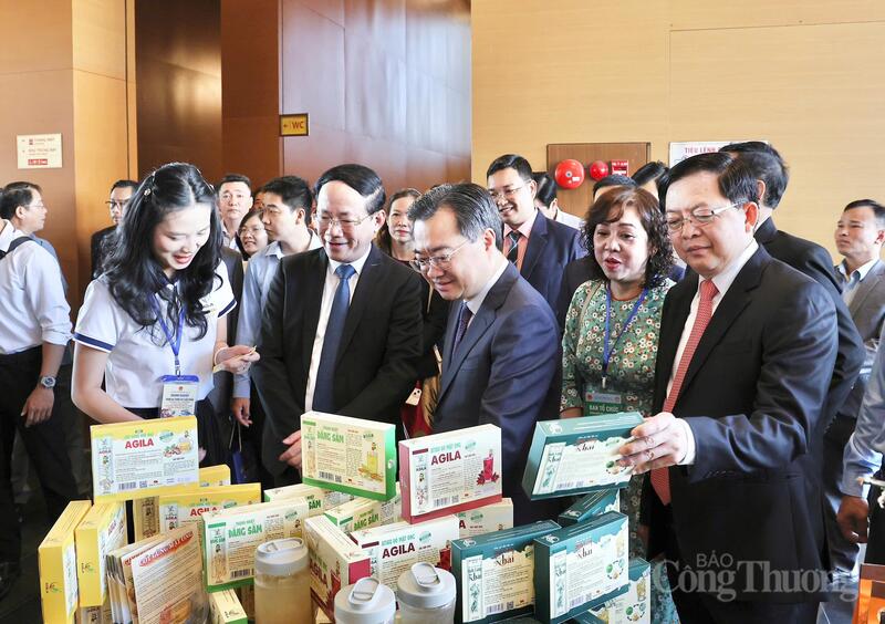 Lãnh đạo Trung ương tham quan các sản phẩm đặc trưng của tỉnh Gia Lai trong khuôn khổ Okvip69 Đăng ký cá cược Xúc tiến đầu tư năm 2026. Ảnh: Hiền Mai